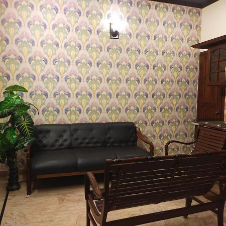 Luxury Living Rooms Near Agha Khan, Millennium, Nueplex Karachi Exterior photo