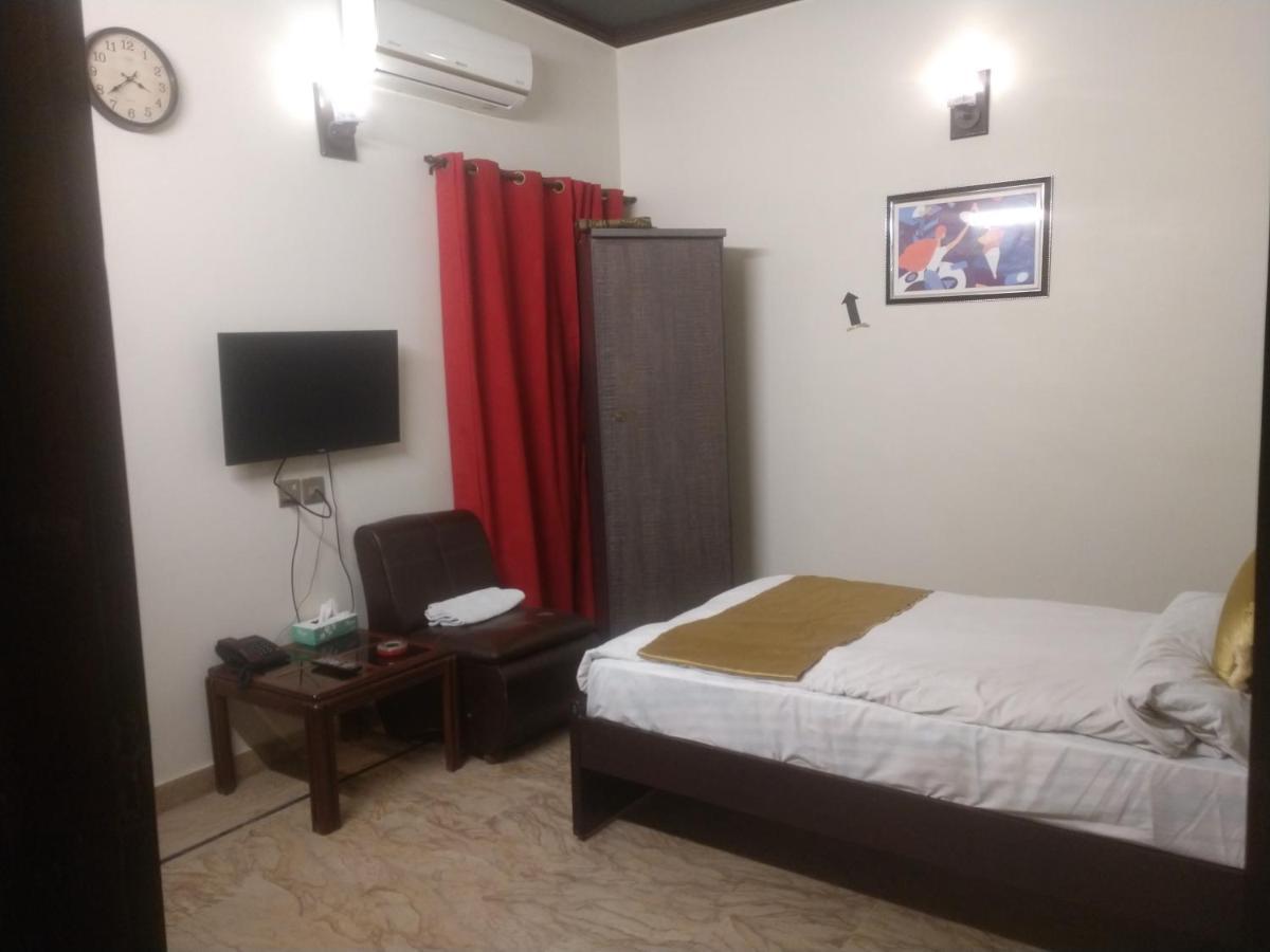 Luxury Living Rooms Near Agha Khan, Millennium, Nueplex Karachi Exterior photo