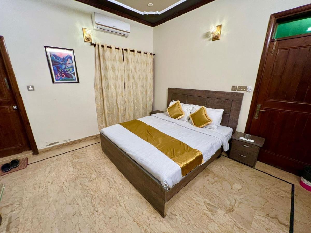 Luxury Living Rooms Near Agha Khan, Millennium, Nueplex Karachi Room photo